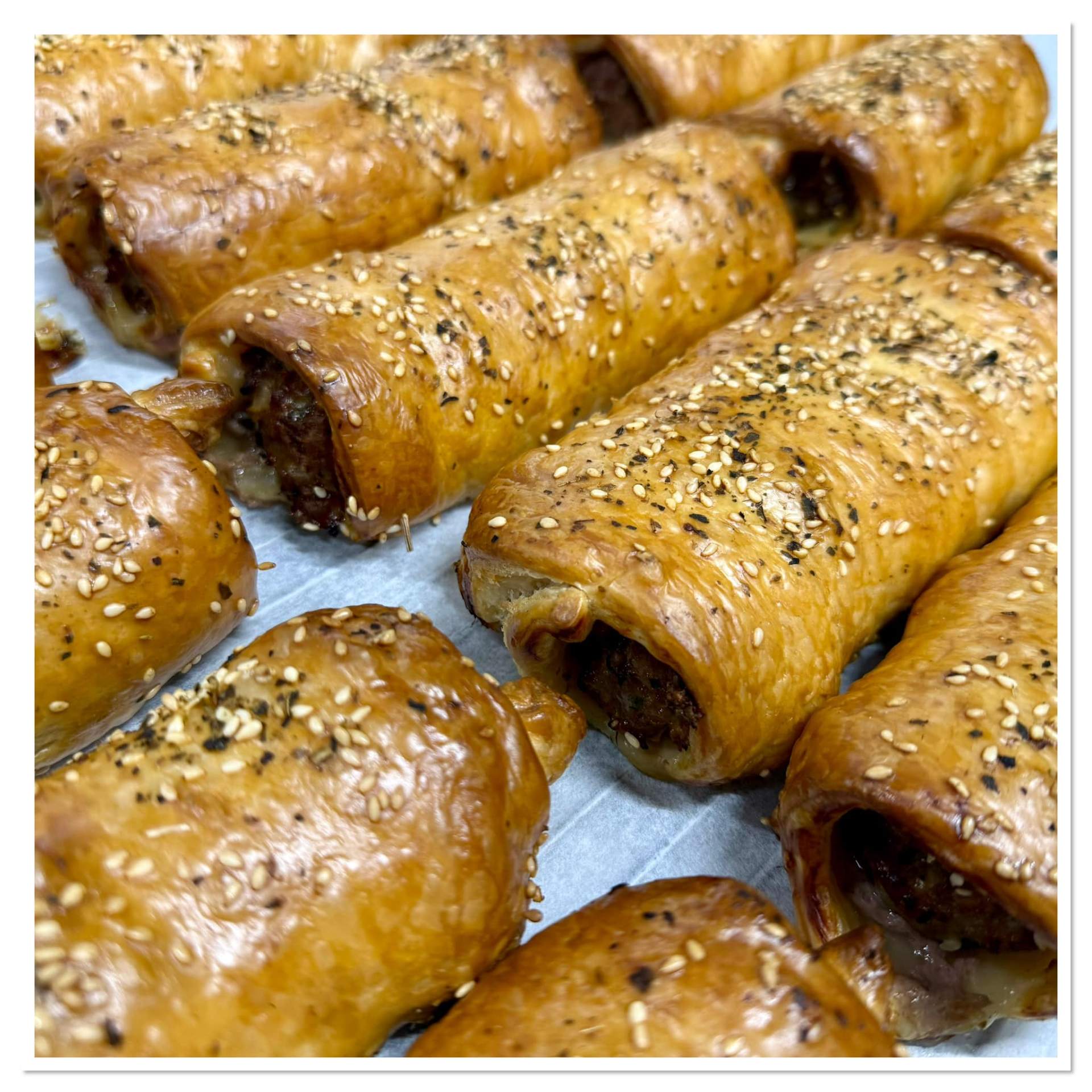 Friands à la viande, sésame et herbes